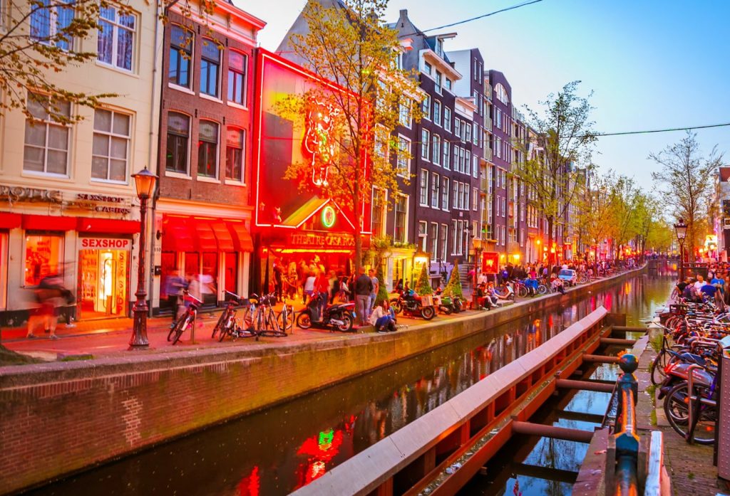 City Adventure: Why Amsterdam Canal Tours Are a Must